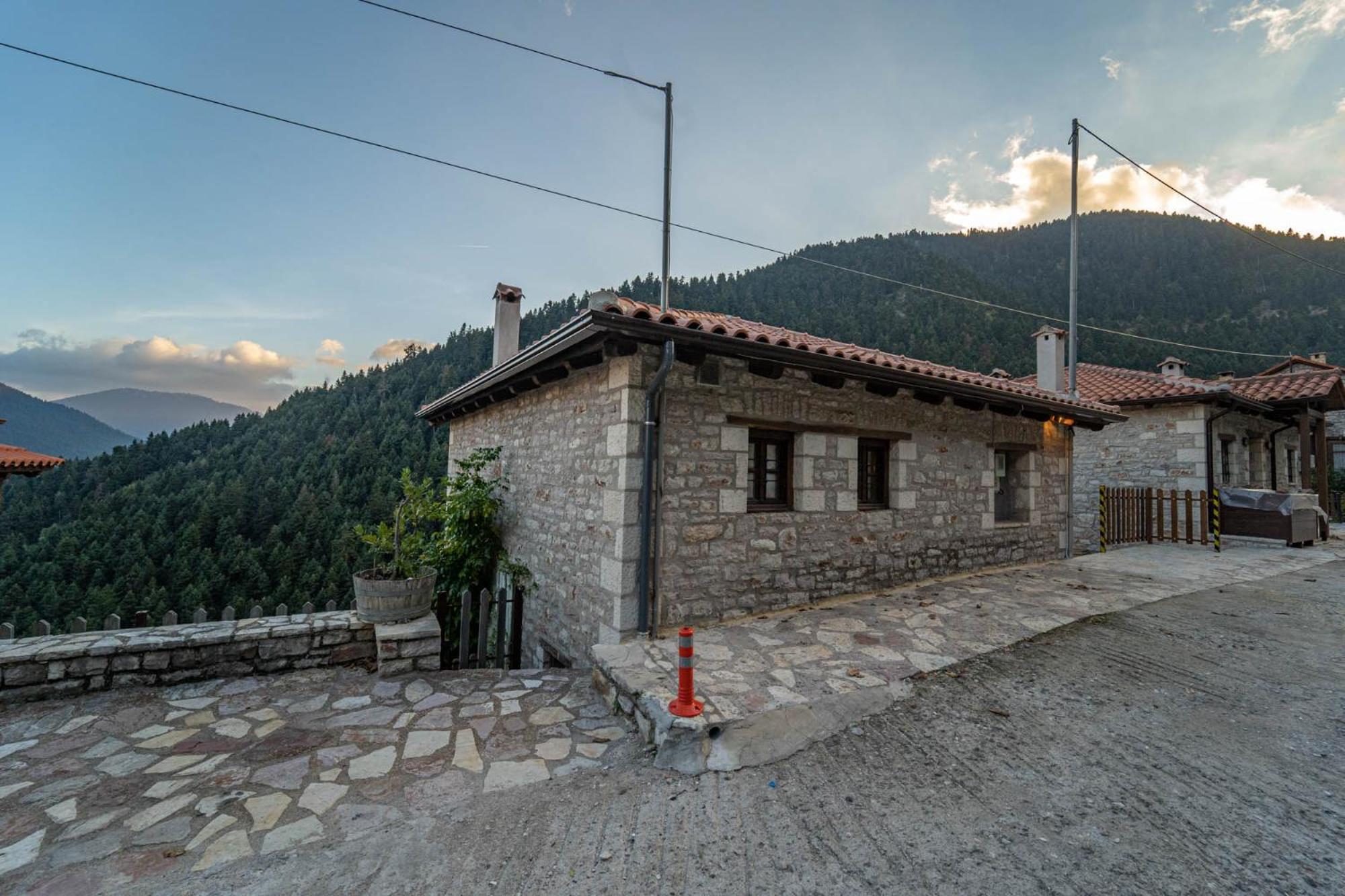 Villa Korfes-Κορφές Τριώροφη Βίλα Για Οικογένειες Και Παρέες Karpenísion Exterior foto